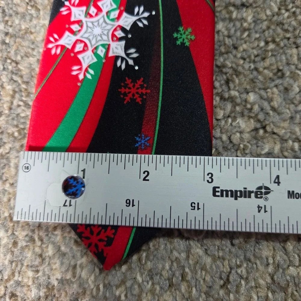 Holiday Traditions Hallmark Snowflake Christmas Necktie Red Black Green Mens Tie